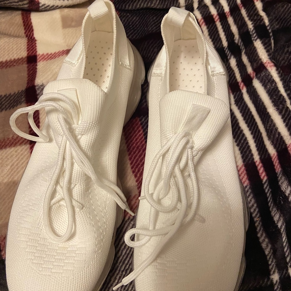 NWT Reboshoes Womens Size 11

NEW WITH TAGS!!